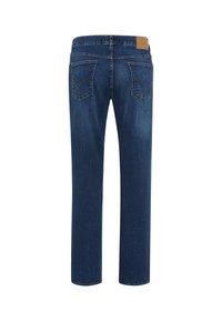 Jeans in denim blu scuro con taglio dritto, dotati di due tasche posteriori e cuciture a vista. Etichetta in pelle sulla vita.