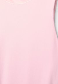 Roze tanktop met een gladde, zachte textuur en een klassieke ronde halslijn. Het ontwerp is eenvoudig zonder zichtbare patronen of accenten.
