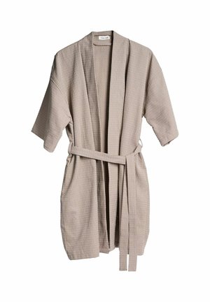 Župan béžovej farby s textúrou vafle, krátke rukávy a opasok na viazanie. Otvorený dizajn, ktorý obsahuje šálový golier a uvoľnený strih.