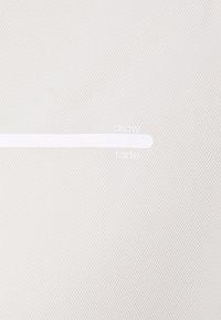 Vit texturerad tyg med ett nätmönster som har "draw" och "fade" tryckt i ljusgrått. Inkluderar en slät vit linje över mitten.