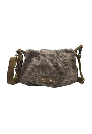 Sac bandoulière en tissu marron texturé avec sangle réglable, pompon latéral et petit patch en cuir de la marque à l'avant.