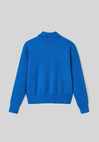 Pull bleu avec un col festonné, des manches longues, des poignets côtelés et un ourlet ajusté, fabriqué en maille douce et texturée.