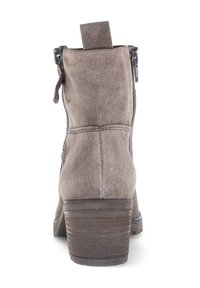 Grijze suède enkellaars met een gestapeld hak, achterrits en een gebogen aantrekstrip. Voorzien van een gestructureerde zool en contrasterende stiksels.