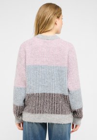 Maglione a maglia grossa con texture a coste, caratterizzato da strisce orizzontali in rosa chiaro, blu, grigio e marrone scuro. Maniche lunghe e scollo rotondo.