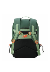 Mochila verde con correas acolchadas, detalles en naranja y un fondo negro texturizado. Cuenta con correas ajustables y detalles de malla.