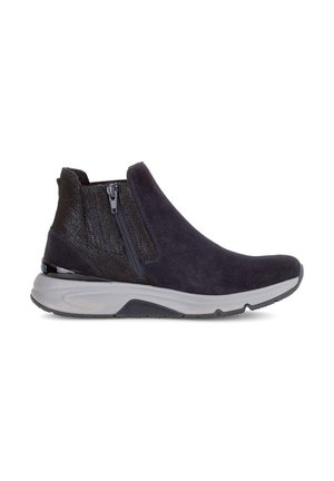 Bottes chevilles gris foncé avec une tige en daim, accents noirs texturés, fermeture éclair latérale et semelle rembourrée gris clair.