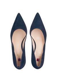 Granatowe zamszowe szpilki z wąskim noskiem, gładkim wnętrzem, niskim wycięciem po bokach oraz małym akcentem w bordowym kolorze w pobliżu obcasa.