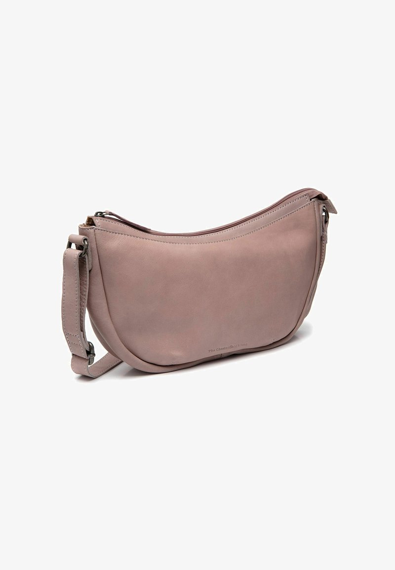 Borsa a spalla in morbido mauve, forma ovale con chiusura a zip, tracolla regolabile e logo in rilievo discreto sul fondo.