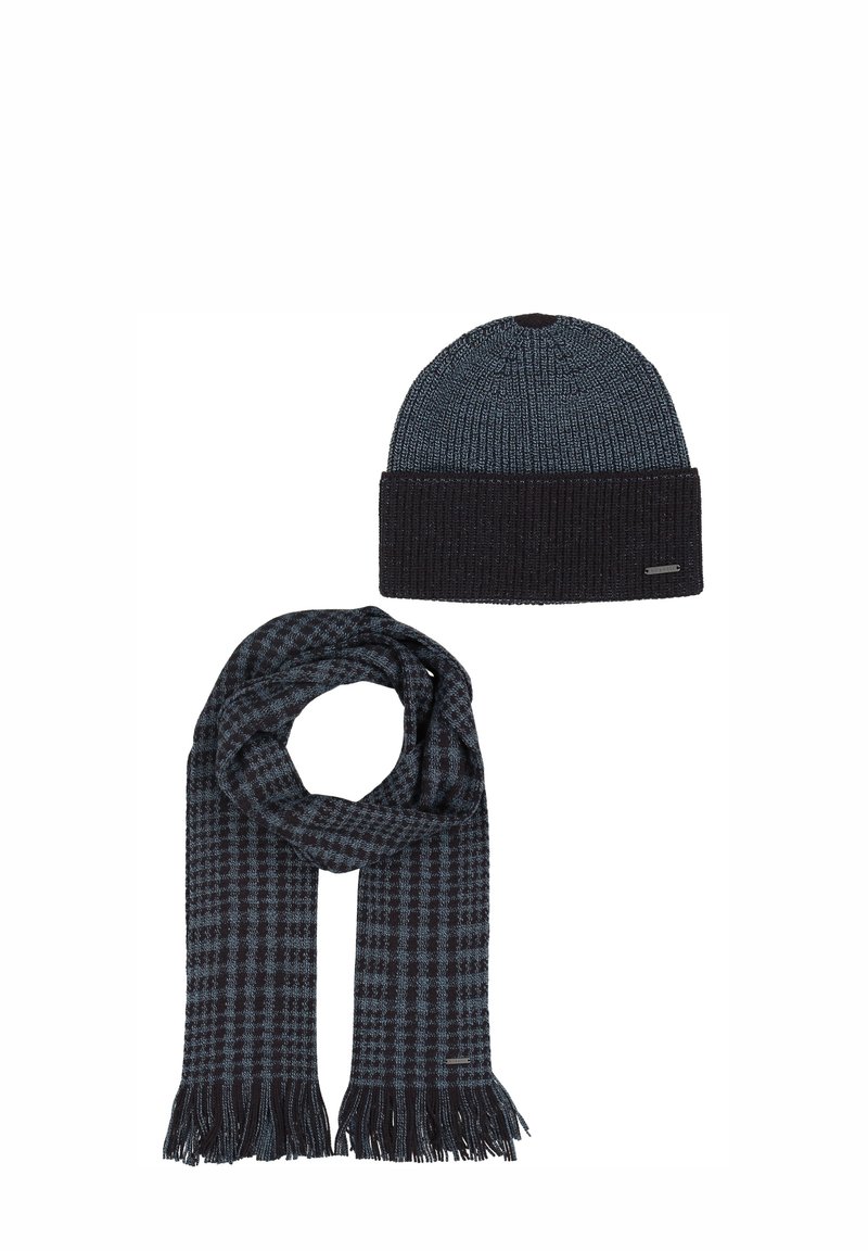 Dunkelblaue gestrickte Mütze mit geripptem Saum und glattem Oberteil; passender Schal mit kariertem Muster und fransigen Enden.