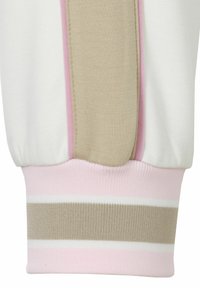 Witte fleece sweatermanchet met beige en roze accenten, met een gestreepte band van roze en beige aan de onderkant. Gladde textuur.