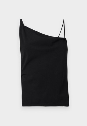 Sort asymmetrisk camisole-topp med én bred stropp og én tynn stropp, laget av glatt stoff, lagt flatt på hvit bakgrunn.