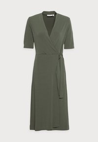 Vestido envolvente verde-oliva, até ao joelho, com um decote em V profundo, mangas curtas e um cinto atado na cintura. Tecido liso e elástico com um brilho subtil.