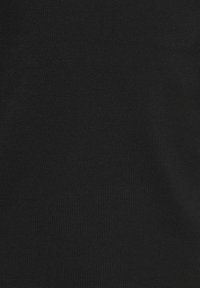 T-shirt noir en tissu coton lisse et extensible ; présente une texture côtelée et un design ajusté classique sans motifs ni accents.