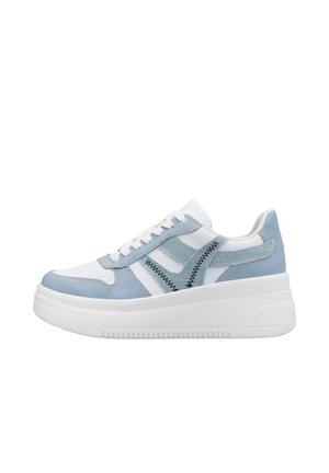 Baskets bleu clair et blanches avec une semelle plateforme ; les caractéristiques incluent des panneaux texturés et des accents de couture en zigzag.