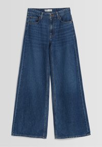 Pantaloni in denim a gamba larga di colore blu scuro, con vita alta, tasche frontali e una silhouette dritta con cuciture visibili.