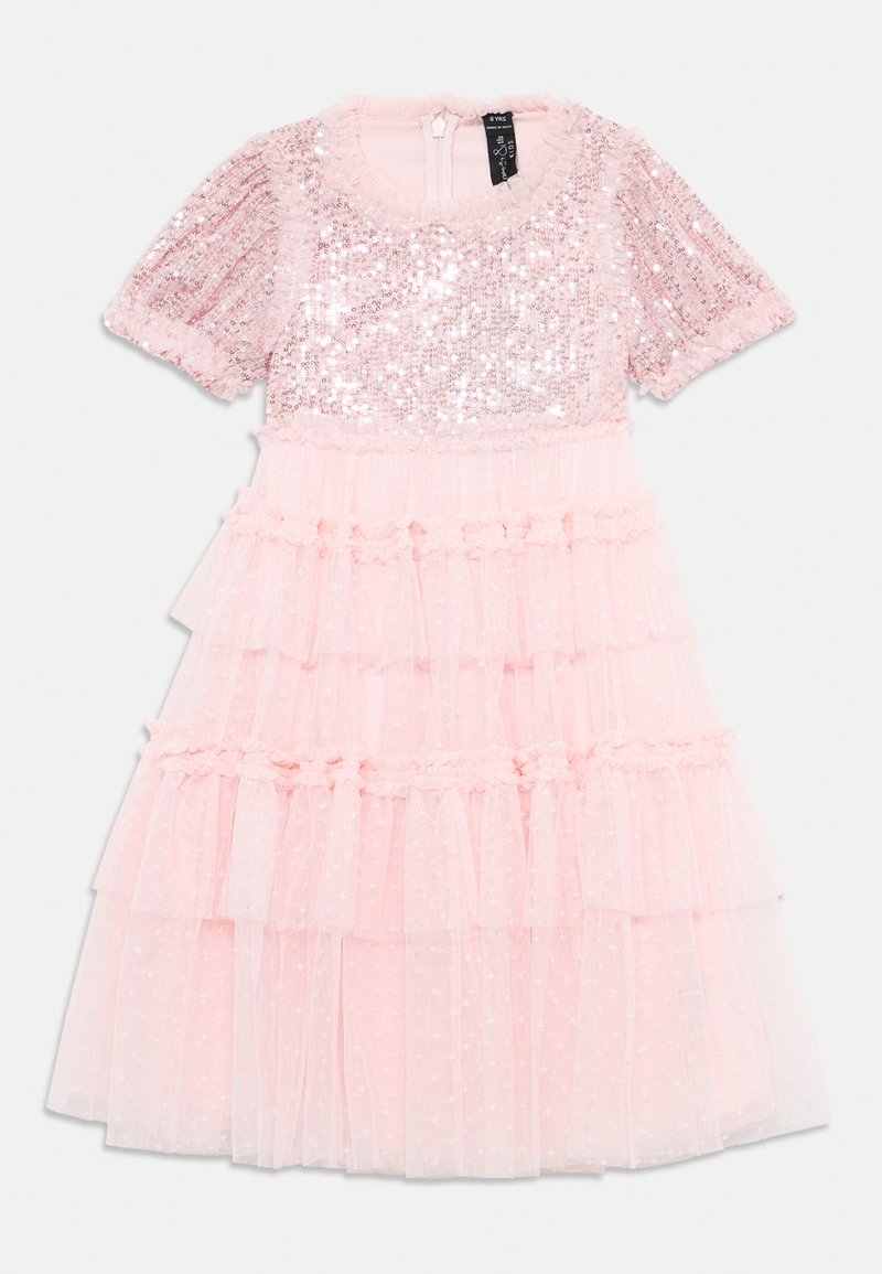 Roza obleka s kratkimi napihnjenimi rokavi, telovnik iz bleščic in pas polnila iz tila z vezeninami z zvezdnimi motivi in nabranimi poudarki. Zadrga na hrbtni strani.