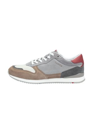 Herren Sneaker in Grau, Braun und Rot. Hergestellt aus Wildleder und Netzmaterial. Ausgestattet mit weißen Schnürsenkeln, Gummisohle und strukturierten Seitenpaneelen.