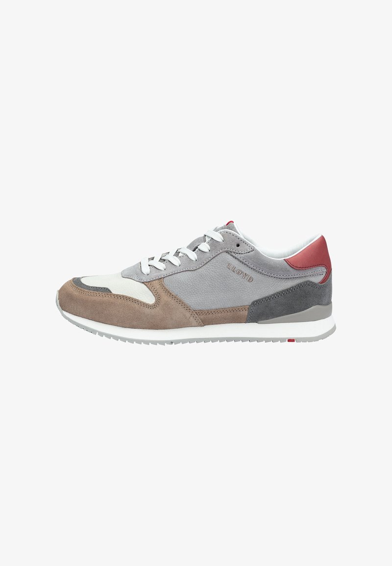 Sneaker da uomo in grigio, marrone e rosso. Realizzato in suede e mesh. Presenta lacci bianchi, suola in gomma e pannelli laterali testurizzati.