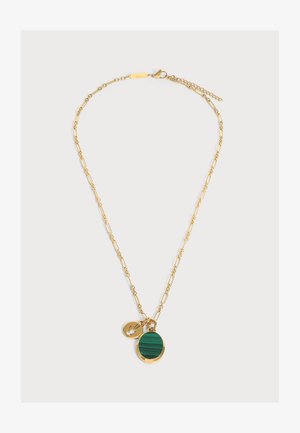 Collier chaîne en or avec des maillons allongés, comprenant deux pendentifs : une pierre ovale verte et un petit disque rond en or avec un symbole de main gravé.