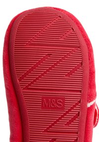 Röd sula i textil med en strukturerad gummikonstruktion med zigzagmönster och M&S-logotypen präglad, fodrad med mjukt plyschmaterial.