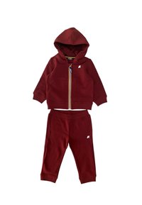 Completo in felpa rossa con cappuccio e pantaloni, caratterizzato da una chiusura con zip, cappuccio, polsini a coste e un piccolo logo sul petto e sulla gamba.