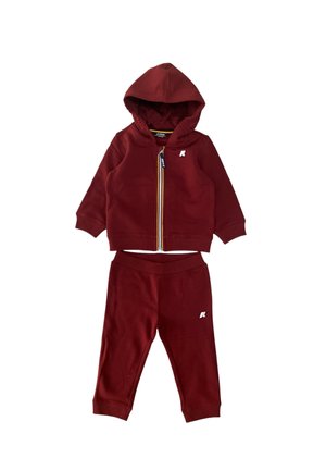 Completo in felpa rossa con cappuccio e pantaloni, caratterizzato da una chiusura con zip, cappuccio, polsini a coste e un piccolo logo sul petto e sulla gamba.