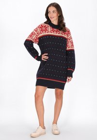 Abito maglione lavorato a maglia con corpo blu navy, colletto decorato con un motivo rosso e crema e dettagli coordinati. Presenta maniche lunghe, una vestibilità morbida e polsini a coste.