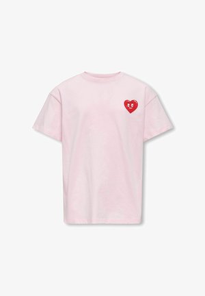 T-shirt rose clair à manches courtes avec un petit cœur rouge graphique avec des yeux, situé sur la partie supérieure gauche de la poitrine.
