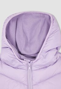 Lavender Puffer-Jacke mit Kapuze und weichem Fleece-Futter, ausgestattet mit einem glatten Außenmaterial und einem zentralen Reißverschluss.