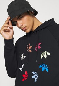 adidas Originals HOODY - Džemperis su gobtuvu - black/multicolor