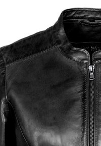 Czarna skórzana kurtka z wysokim kołnierzem, z przodem na zamek błyskawiczny i gładką fakturą, podkreślona wzmocnionymi szwami na ramionach.