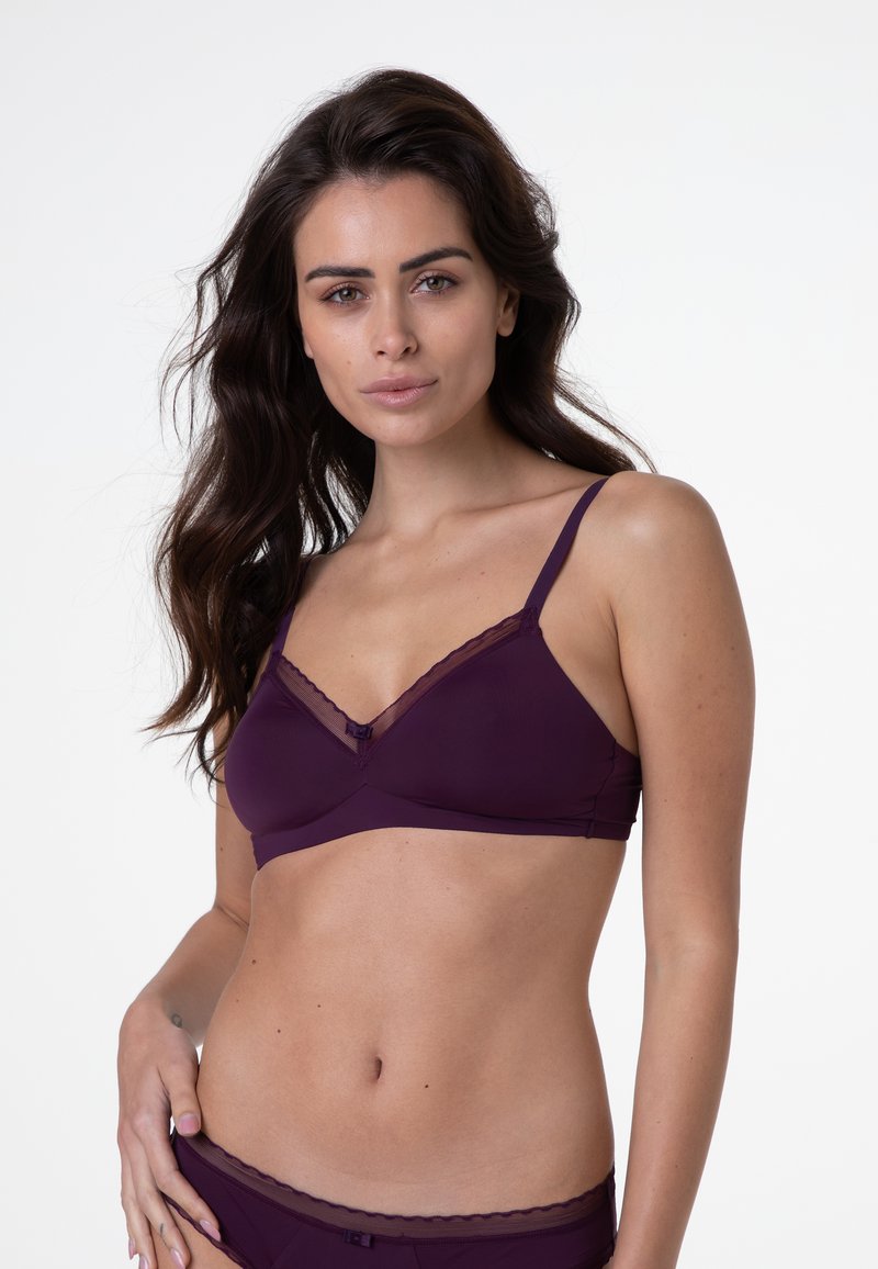 Senza fili bordeaux con rifiniture in pizzo trasparente, spalline regolabili e un piccolo fiocco al centro; tessuto liscio ed elastico.