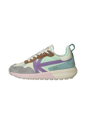 Sneakers met een mix van materialen: lichtgrijs suede, pastel muntgroen, paarse accenten en een gestructureerde zool, met een wit en roze tussenzool.