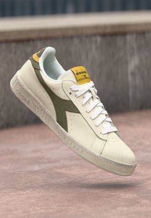 GAME POP UNISEX - Trainers - white/deep lichen green