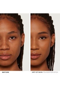 Porównanie przed i po, pokazujące skórę z oraz bez podkładu Art of Skin. Lewa strona: nierówny kolor; prawa strona: gładkie, jednolite wykończenie.