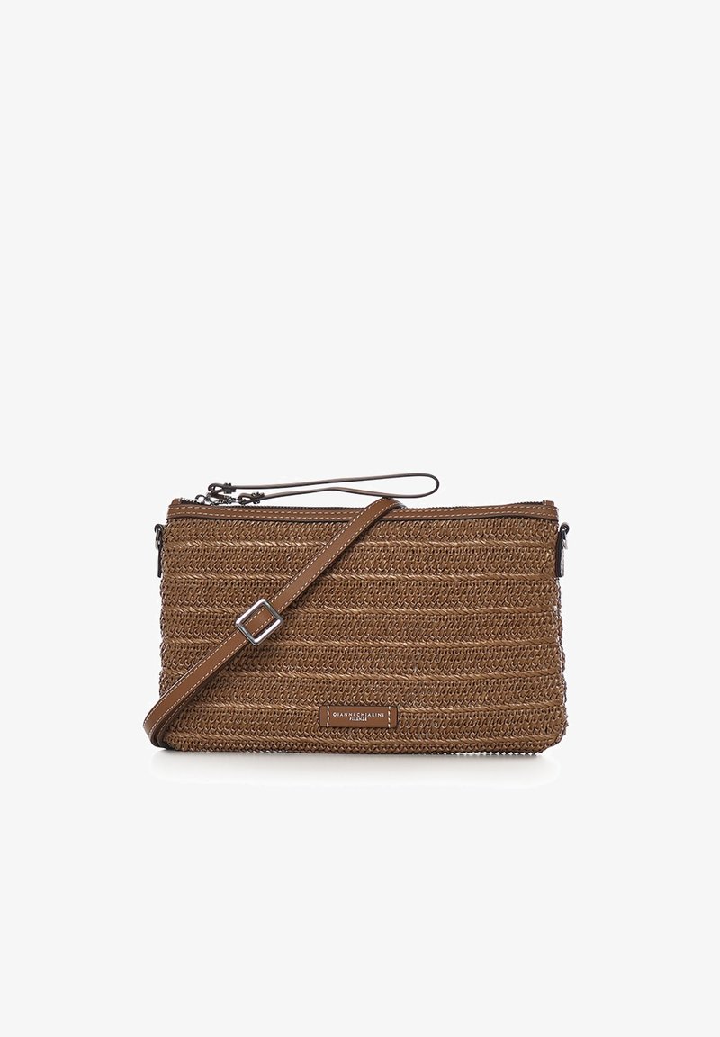 Bolso de mano tejido marrón con cierre de cremallera, correa desmontable y herrajes en tono plateado. Diseño texturizado con un detalle de cuero liso.