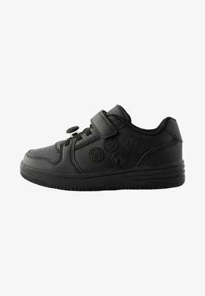 Adidași negri cu un exterior sintetic neted, vârf rotund, bandă velcro și modele texturate circulare pe laterale. Talpă din cauciuc.