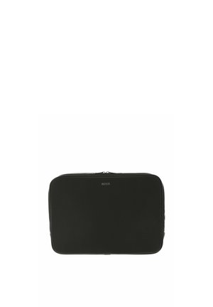 Pochette rectangulaire en cuir noir avec fermeture éclair et logo "BOSS" embossé au centre en haut.