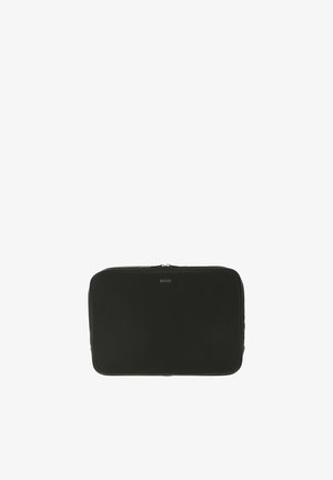 Pochette rectangulaire en cuir noir avec fermeture éclair et logo "BOSS" embossé au centre en haut.