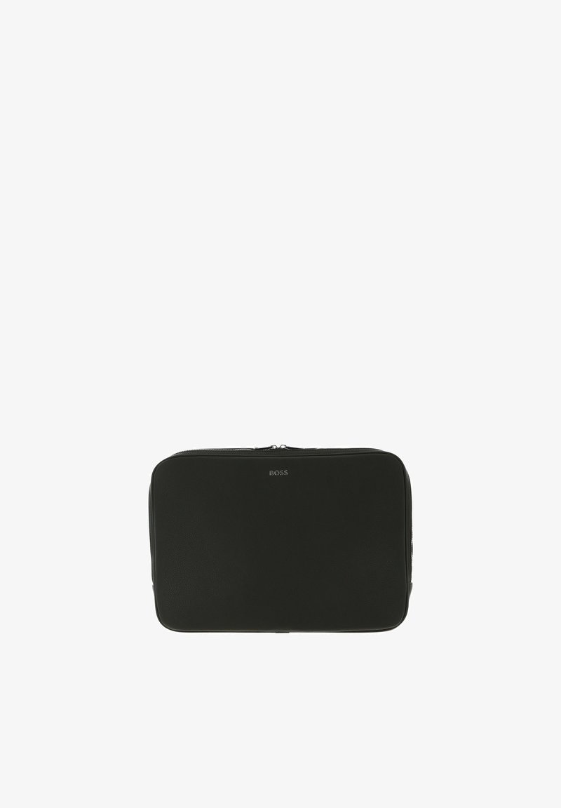 Pochette rectangulaire en cuir noir avec fermeture éclair et logo "BOSS" embossé au centre en haut.