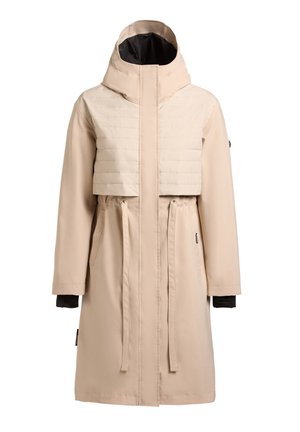 Béžová dlhá parka s prešívanými panelmi na hornej časti hrudníka, predným zipsom, nastaviteľnými šnúrkami v páse, dlhými rukávmi a pripojenou kapucňou s čiernou vnútornou podšívkou.