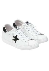 Sneakers in pelle bianca con accenti neri a forma di stella, tallone nero testurizzato e suola in gomma bianca. Presentano chiusura con lacci e linguetta con marchio.