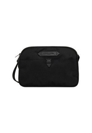 Borsa rettangolare nera realizzata in tessuto morbido con chiusura a zip, dotata di una tasca frontale e una patch in pelle con logo. Tracolla regolabile inclusa.