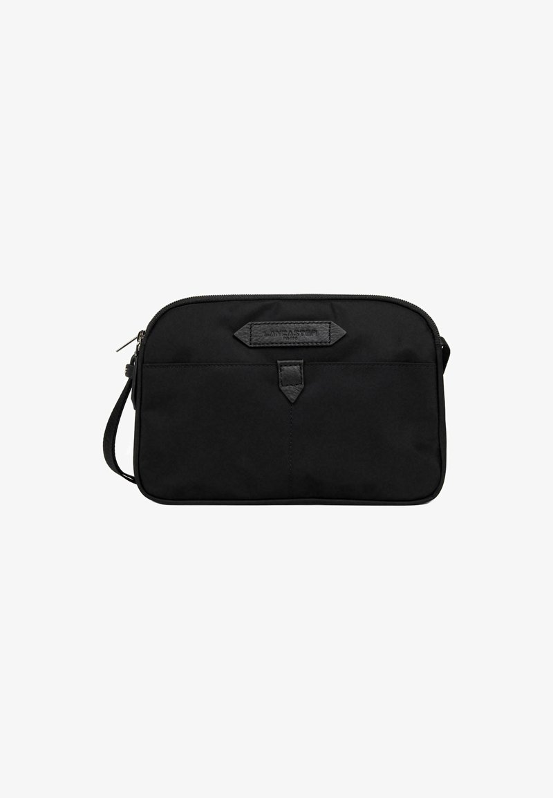 Sac rectangulaire noir en tissu lisse avec une fermeture éclair, doté d'une poche avant et d'un patch logo en cuir. Bandoulière ajustable attachée.