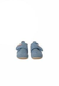 Niebieskie buty z materiału o miękkiej fakturze, z rzepem i jasnobrązową gumową podeszwą. Okrągły kształt odpowiedni dla niemowląt.