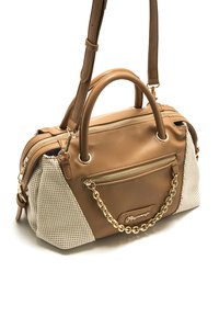 Borsa a mano in pelle marrone con un pannello laterale crema testurizzato. Presenta doppi manici, una tracolla removibile e dettagli in catena dorata.