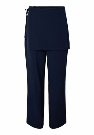 Temno modre hlače z ohlapnim krojem, z dodanim slojem predpasnika na pasu. Narejene iz mehke, gladke tkanine brez vidnih vzorcev.