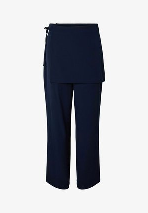 Pantaloni blu navy a vestibilità ampia, con uno strato a grembiule attaccato in vita. Realizzati in un tessuto morbido e liscio senza motivi visibili.