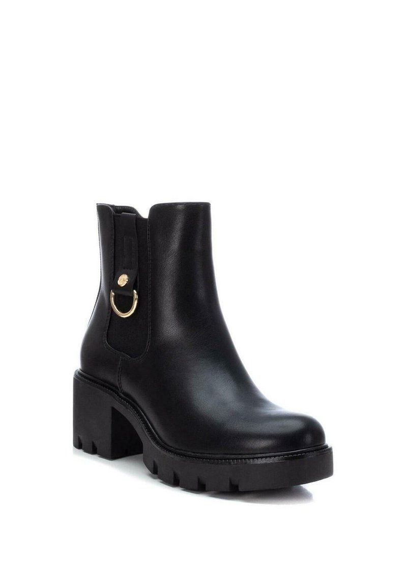 Schwarze Leder-Ankle-Boots mit einer klobigen Sohle, die goldene Hardware-Details und elastische Seitenpanels aufweisen. Glatte Oberfläche und runde Zehenform.