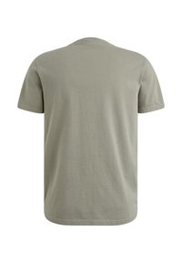 Camiseta de manga corta verde oliva hecha de algodón suave. Diseño de cuello redondo con dobladillo recto y sin patrones ni acentos visibles.